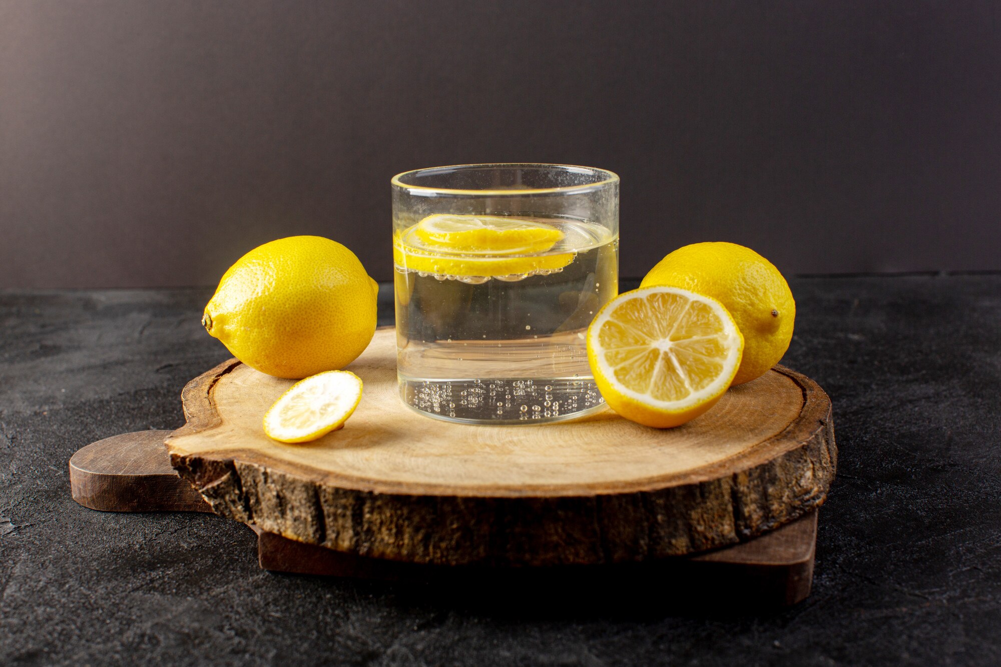Vaso de agua con limón